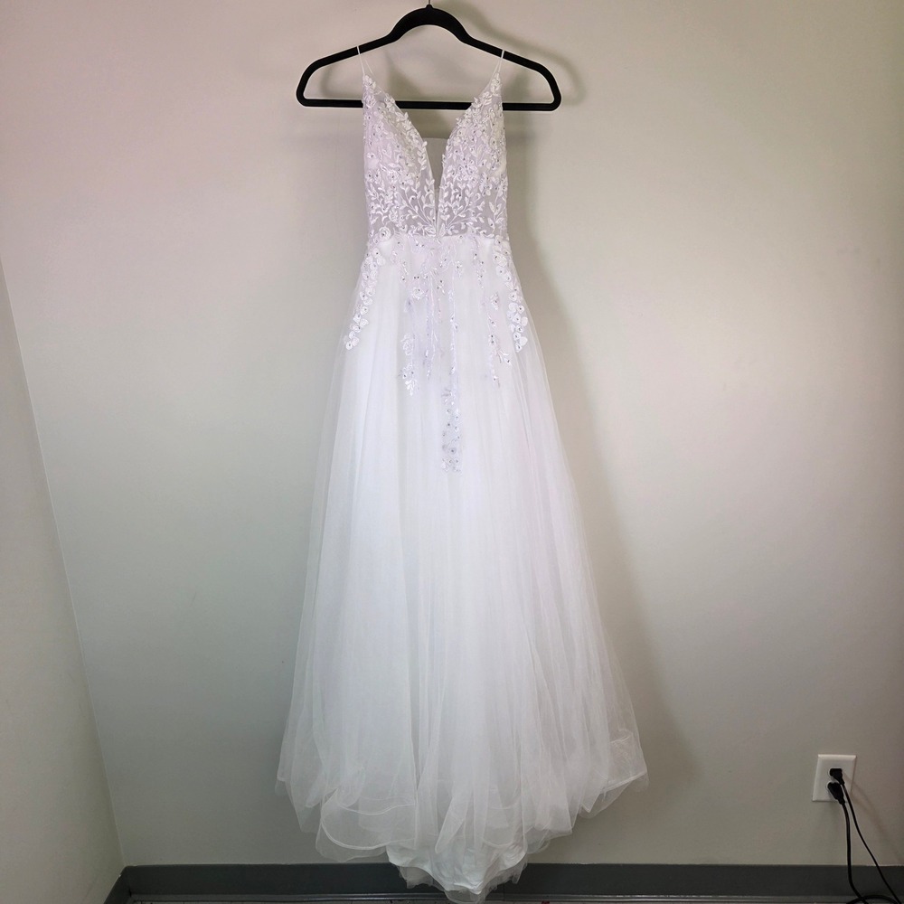 White Lace Floral Embroidery Tulle Wedding Dress V-Neck Corset Back A-Line Gown
